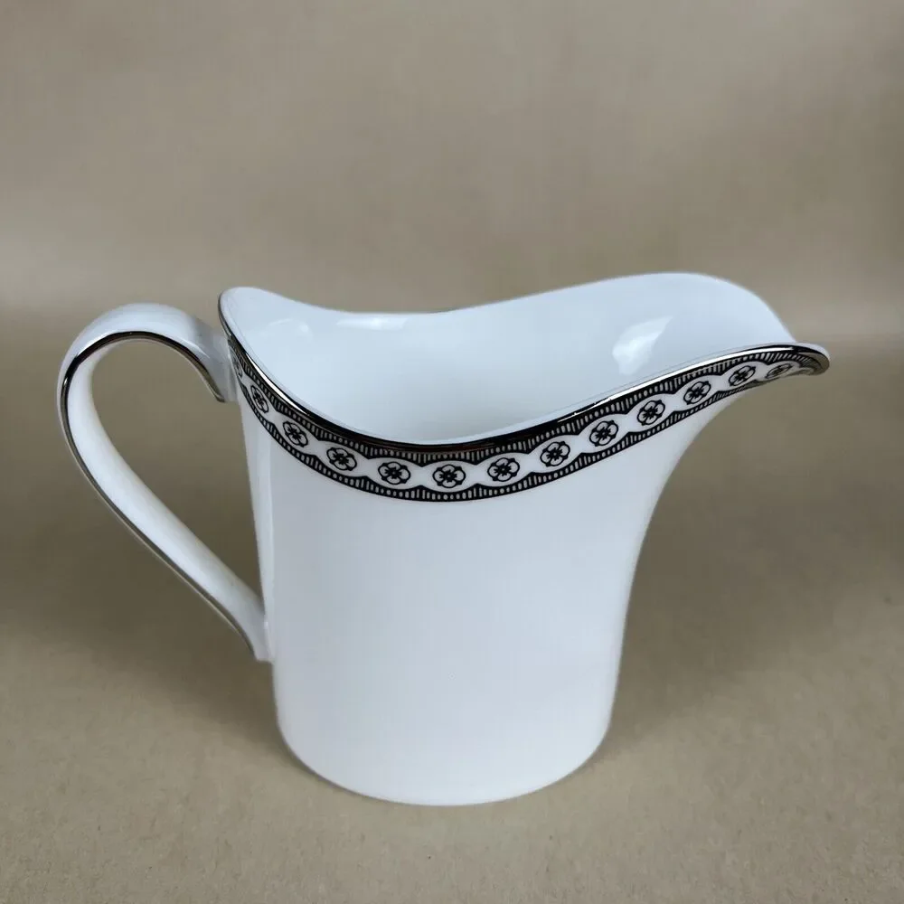 Wedgwood Contrasts bone china creamer Made‎ In England 1999